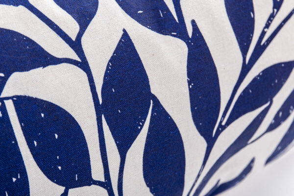 COJIN HOJAS AZULES 53X13X33