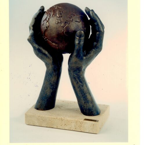 Escultura El Mundo en tus manos - A. Anglada
