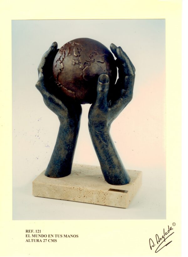 Escultura El Mundo en tus manos - A. Anglada