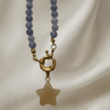 Collar de cuentas de aguamarina con colgante de estrella de cuarzo y cierre delantero de resorte dorado
