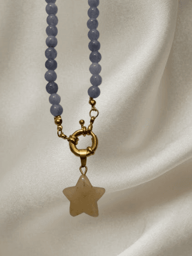 Collar de cuentas de aguamarina con colgante de estrella de cuarzo y cierre delantero de resorte dorado