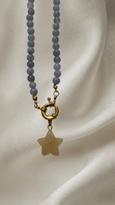 Collar de cuentas de aguamarina con colgante de estrella de cuarzo y cierre delantero de resorte dorado