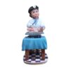 El pediatra (Peq.), figura de colección Nadal ref. 746775: un pediatra que pesa a un bebé en la báscula de la consulta
