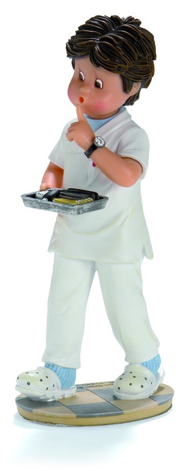 Enfermero, figura de colección Nadal ref. 746709S: un enfermero con pijama sanitario y zuecos que lleva una bandeja con instrumental